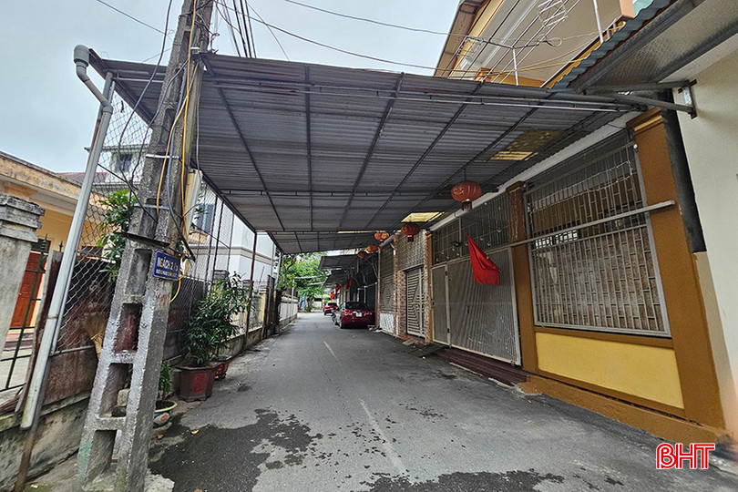 Việc các hộ dân tự ý dựng mái che kiên cố qua đường giao thông là hành vi vi phạm pháp luật. ngo3pdg.jpg