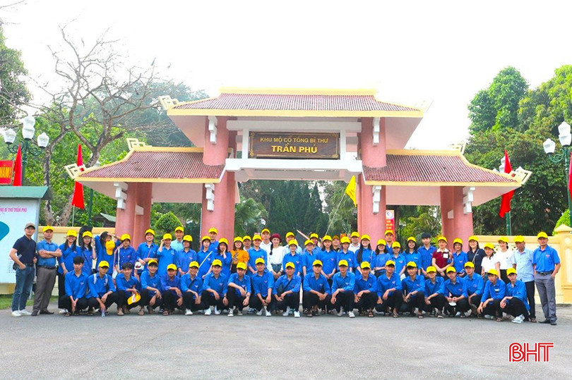 Các em học sinh giỏi quốc gia, học sinh giỏi tỉnh của Trường THPT Nguyễn Văn Trỗi thăm khu mộ Tổng Bí thư Trần Phú nhân dịp kỷ niệm 120 năm ngày sinh Tổng Bí thư đầu tiên của Đảng. z5375390469172_9cecb6b4e70e1dcb2462b0261e7ce278.jpg