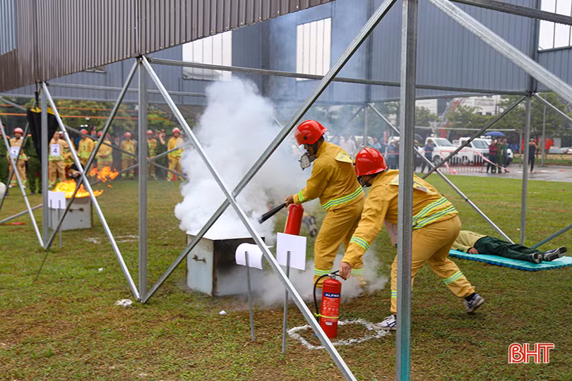Phần thi thực hành chữa cháy tại Hội thi Nghiệp vụ chữa cháy và cứu nạn, cứu hộ “Tổ liên gia an toàn PCCC” năm 2024 do TP Hà Tĩnh tổ chức.