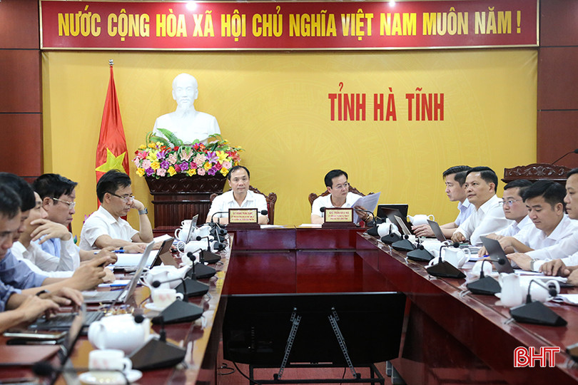 Bí thư Tỉnh ủy Hoàng Trung Dũng, Phó Chủ tịch UBND tỉnh Trần Báu Hà điều hành điểm cầu Hà Tĩnh. IMG_7708.jpg
