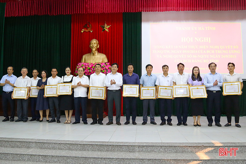 Lãnh đạo TP Hà Tĩnh trao giấy khen cho 3 tập thể, 9 cá nhân đạt thành tích xuất sắc trong thực hiện Nghị quyết 33 -NQ/TW. IMG_8597.jpg