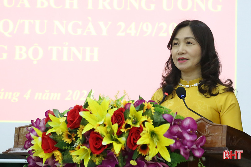 Phó Trưởng ban Thường trực Ban Dân vận Tỉnh uỷ Nguyễn Thị Mai Thuỷ: Thời gian tới, đề nghị TP Hà Tĩnh tiếp tục đẩy mạnh tuyên truyền Nghị quyết 33-NQ/TW và Nghị quyết số 06-NQ/TU; quan tâm xây dựng, nâng cao trình độ đội ngũ cán bộ làm công tác văn hóa; thường xuyên đổi mới, sáng tạo trong hoạt động công đoàn. IMG_8572.jpg
