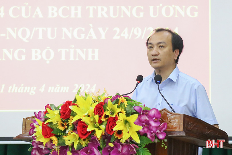 Phó Chủ tịch UBND thành phố Nguyễn Duy Đức trình bày báo cáo tổng kết 10 năm thực hiện Nghị quyết 33-NQ/TW. IMG_8541.jpg
