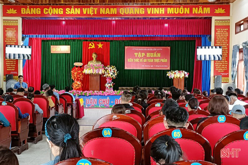 UBND huyện Cẩm Xuyên tổ chức tập huấn kiến thức về an toàn thực phẩm cho các hộ kinh doanh dịch vụ ăn uống tại địa phương. z5416154465448_cb72d68da446287ffd81c6ee5f82c73c.jpg
