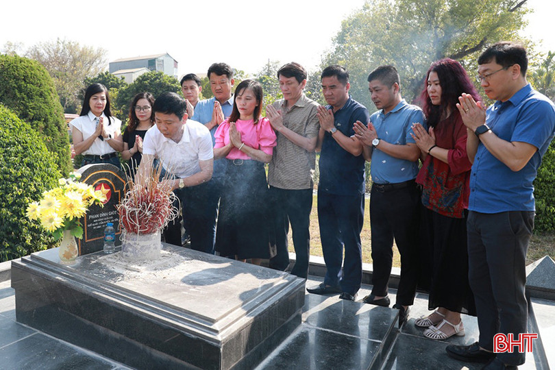Đoàn công tác Báo Hà Tĩnh dâng hương tưởng nhớ Anh hùng liệt sĩ Phan Đình Giót tại Nghĩa trang liệt sĩ A1. z5405726476170_d4366d67475326b5164c543c90fce2be.jpg