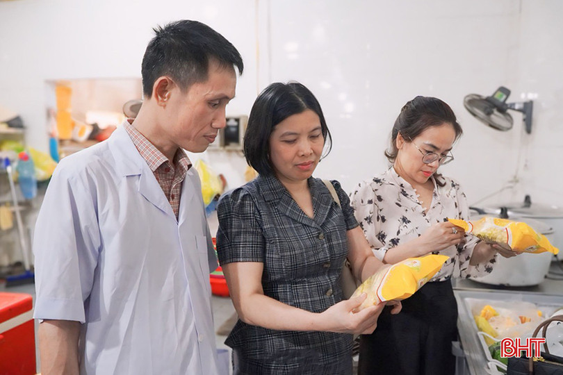 Đoàn liên ngành về ATVSTP cấp tỉnh chú trọng kiểm tra nguồn nguyên liệu chế biến thực phẩm tại các nhà hàng, quán ăn. z5419435101891_a00798fc19f3d68e0ae7d0af68ed104e.jpg