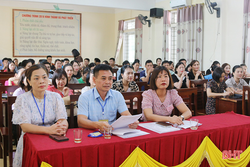 Cán bộ làm nhiệm vụ ở điểm thi Trường THPT Hương Sơn quán triệt nội dung, quy chế thi.