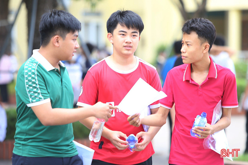 Các thí sinh tham dự Kỳ thi vào THPT Chuyên Hà Tĩnh trao đổi sau khi kết thúc bài thi vào chiều ngày 7/6. z5516948635683_da5de35c7ffc1ed79e88fc7e50adc93c.jpg
