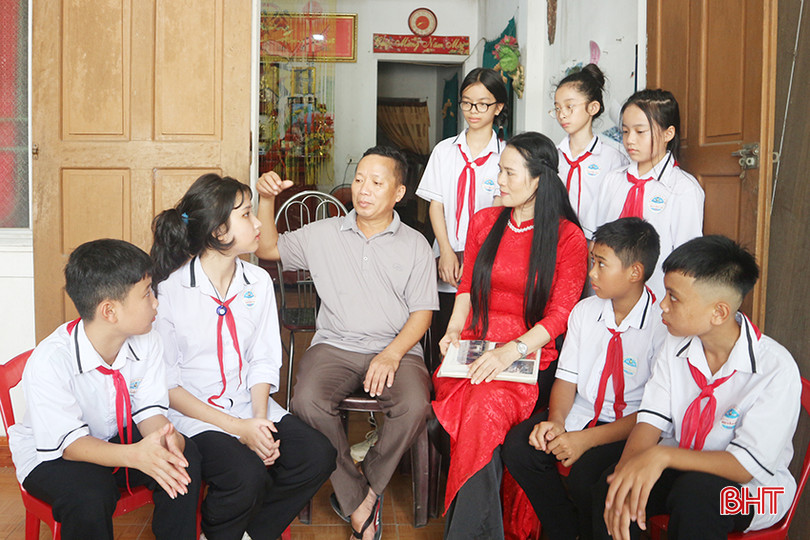 Cô Nguyễn Thị Hằng cùng học trò thăm ngôi nhà của liệt sĩ Trần Thị Hường, một trong 10 cô gái TNXP hy sinh ở Ngã ba Đồng Lộc (Can Lộc). IMG_7577.JPG