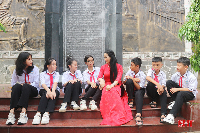 Cô giáo Nguyễn Thị Hằng kể về chứng tích Nhà lao Hà Tĩnh với học trò lớp 6C, Trường THCS Nguyễn Du (TP Hà Tĩnh). IMG_7563.JPG