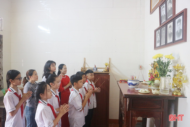 Cô Nguyễn Thị Hằng cùng các em học sinh thắp hương cho gia đình liệt sĩ Trần Thị Hường hy sinh năm 1930, ở phường Bắc Hà. IMG_7548.JPG