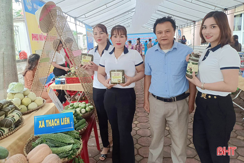 Chị Ngô Thị Chất (ngoài cùng, bên trái) cùng các thành viên thuộc THT thường xuyên tham gia các hội chợ nhằm quảng bá sản phẩm. 2 (2).jpg