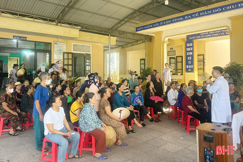 Đông đảo người cao tuổi tham gia khám sức khỏe tại Trạm Y tế xã Thạch Hạ (thành phố Hà Tĩnh). z5525750726872_5b8045d5eb375027bbd45ff280ccc41d.jpg