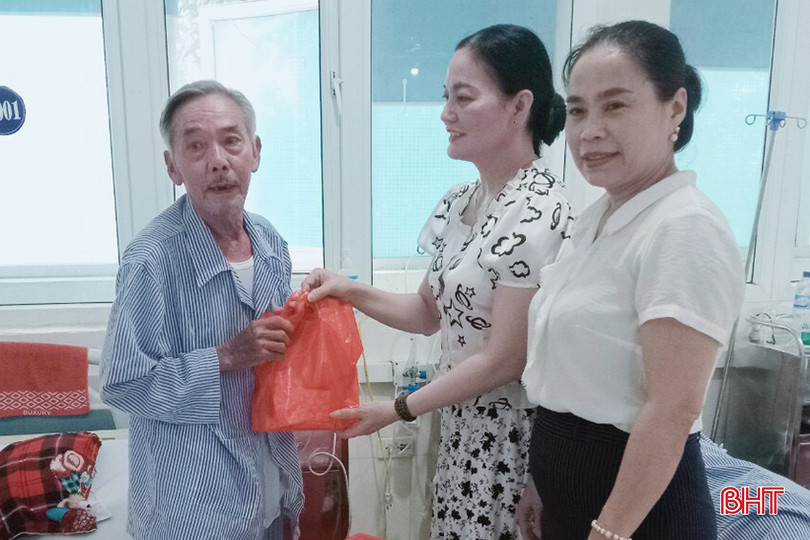 Đại diện Trung tâm Y tế thị xã Hồng Lĩnh tặng quà cho người cao tuổi đang điều trị tại trung tâm nhân Ngày truyền thống Người cao tuổi Việt Nam 6/6. z5523380508120_a779fd91f616b8a7610421927193b116.jpg