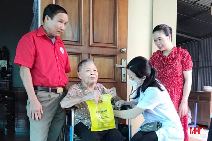 Hoạt động khám, cấp thuốc miễn phí tại nhà cho người cao tuổi được các cấp, ngành ở thị xã Hồng Lĩnh triển khai thường xuyên. z5523379902577_6260bc1ca714c5a51b08e2275105b1f4.jpg