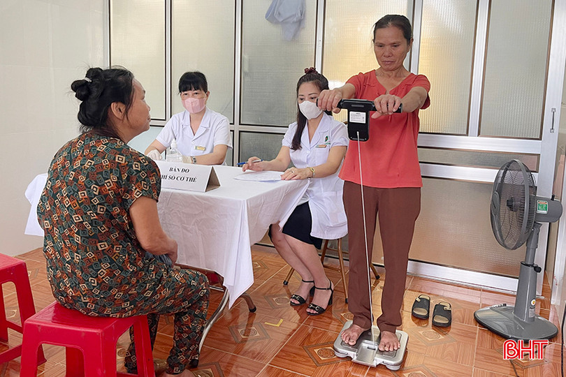 Người cao tuổi xã Sơn Kim 1 (Hương Sơn) thực hiện đo chỉ số cơ thể khi tham gia khám sức khỏe tại chiến dịch chăm sóc sức khỏe. z5525852037696_3ede7ea21b300fd09adbde2447f70fed.jpg