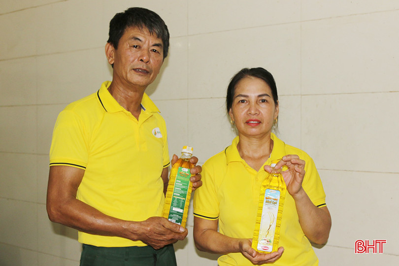 Ông Lợi và bà Mai mong muốn sản phẩm dầu lạc của cơ sở tiếp tục được mở rộng thị trường. z5551612089698_a3c12b97f31b61501767d06dc3494272.jpg