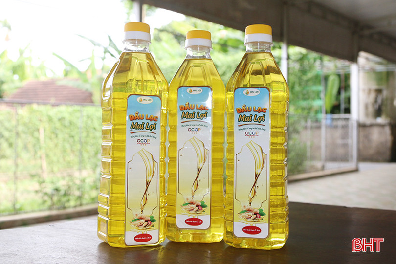 Trung bình mỗi tháng, cơ sở của ông Lợi xuất xưởng hơn 1.000 lít dầu lạc. z5551612103107_e5ceb93f2cfddaa51fecd1e5e89362fd.jpg