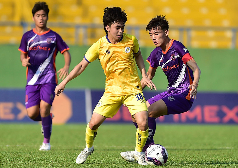 Dương Đình Nguyên (áo vàng) có màn thể hiện ấn tượng tại giải U19 quốc gia năm nay. Ảnh Hà Nội FC. aaaaddd.jpg