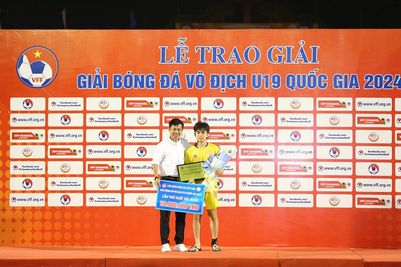 HLV Hoàng Anh Tuấn trao giải cầu thủ xuất sắc giải cho tiền vệ Dương Đình Nguyên - Ảnh: VFF. aaasssss.jpg