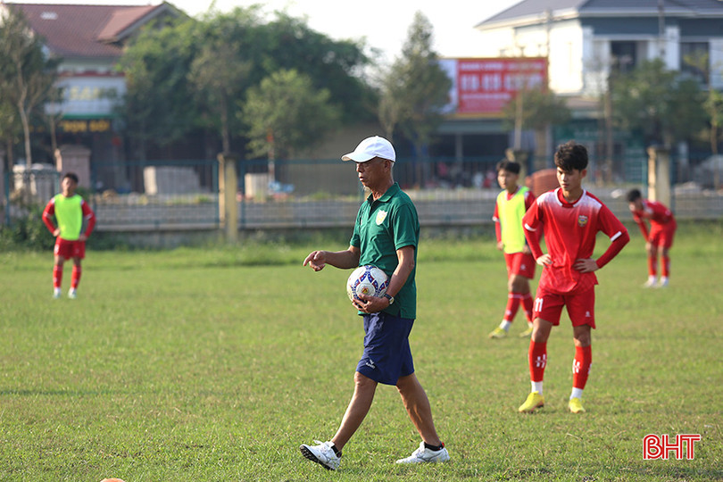 HLV trưởng Nguyễn Văn Thịnh hướng dẫn kỹ thuật, tư duy chơi bóng cho các cầu thủ. x3.jpg