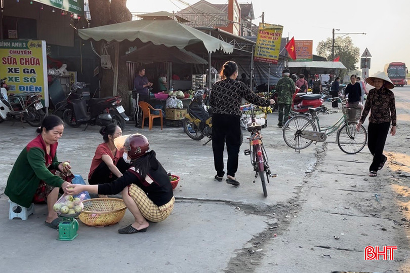 Anh Phan Văn Ước (thị trấn Cẩm Xuyên) cho biết: “Tôi làm việc tại TP Hà Tĩnh nên các buổi sáng trong tuần đều đi qua quốc lộ 1. Khi đi qua chợ cóc này phải giảm tốc độ bởi tình trạng xe máy, xe điện dựng dọc bên lề đường, người dân điều khiển phương tiện đi ngược chiều... Mong rằng, các cơ quan chức năng sớm có biện pháp xử lý, bởi chỉ cần một chút sơ sẩy là có thể gây ra hậu quả khôn lường”.
