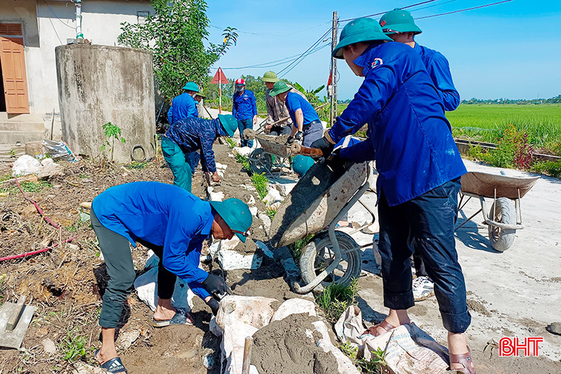 Từ tinh thần xung kích của Bí thư Đoàn xã Đặng Văn Vương, đoàn viên thanh niên trên địa bàn đã hăng hái tham gia nhiều hoạt động vì cộng đồng. z5202659566439_d58ca53932c9ad4a5a1e9dce327ad964.jpg