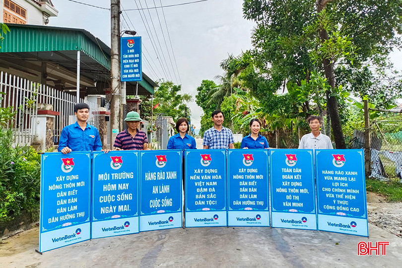Bí thư Đoàn xã Trung Lộc Đặng Văn Vương cùng các đoàn viên thanh niên và người dân địa phương triển khai công trình: đường pano thanh niên trên địa bàn xã. z5202659702404_550636648a40d98f0bc94e1761675a6d.jpg