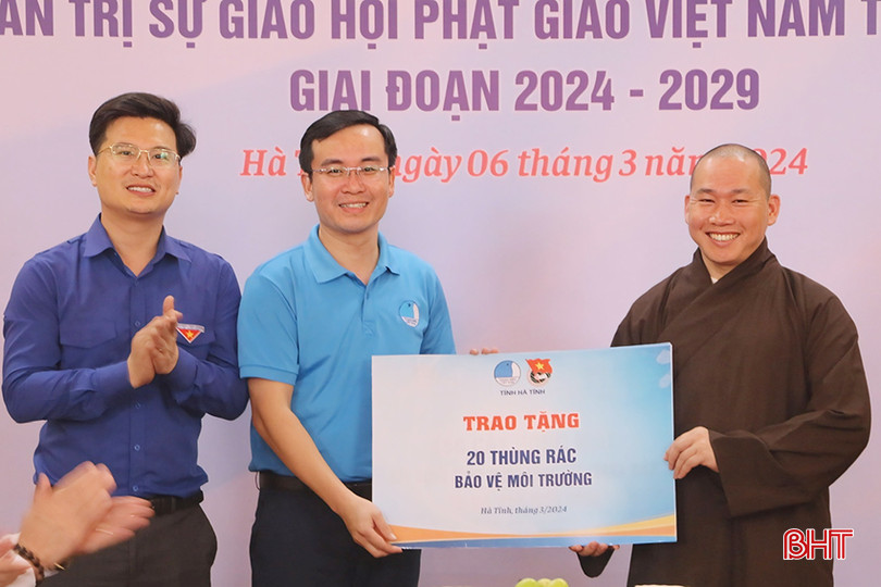 Tỉnh đoàn, Hội LHTN tỉnh trao tặng 20 thùng rác bảo vệ môi trường cho Ban Trị sự Giáo hội Phật giáo tỉnh. z5223067317309_20d81baa4aed94b30602a4356872290e.jpg