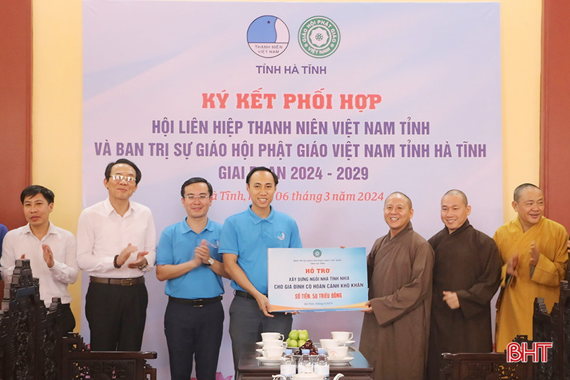 Tại lễ ký kết, Ban Trị sự Giáo hội Phật giáo tỉnh đã trao tặng biểu trưng 1 ngôi nhà tình nghĩa cho gia đình có hoàn cảnh khó khăn trên địa bàn tỉnh. z5223067252827_b2e13f388ffa5bd0ee31ca76bb52833e.jpg