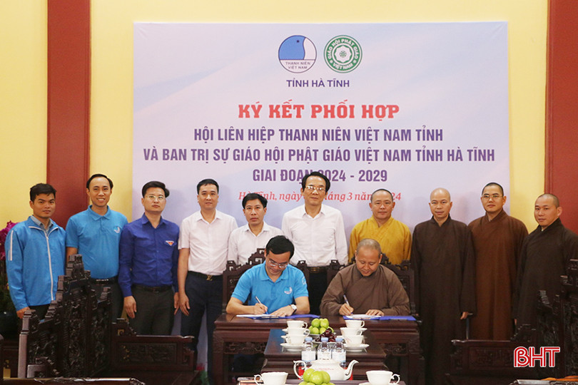 Đại đức Thích Chúc Cường - Chánh thư ký Văn phòng Ban Trị sự Giáo hội Phật giáo tỉnh và Phó Bí thư Tỉnh đoàn - Chủ tịch Hội LHTN tỉnh Nguyễn Hoài Nam, đại diện 2 đơn vị ký kết chương trình phối hợp. z5223081952549_43a7774356e3d681342ba4b2e79d3d0c.jpg