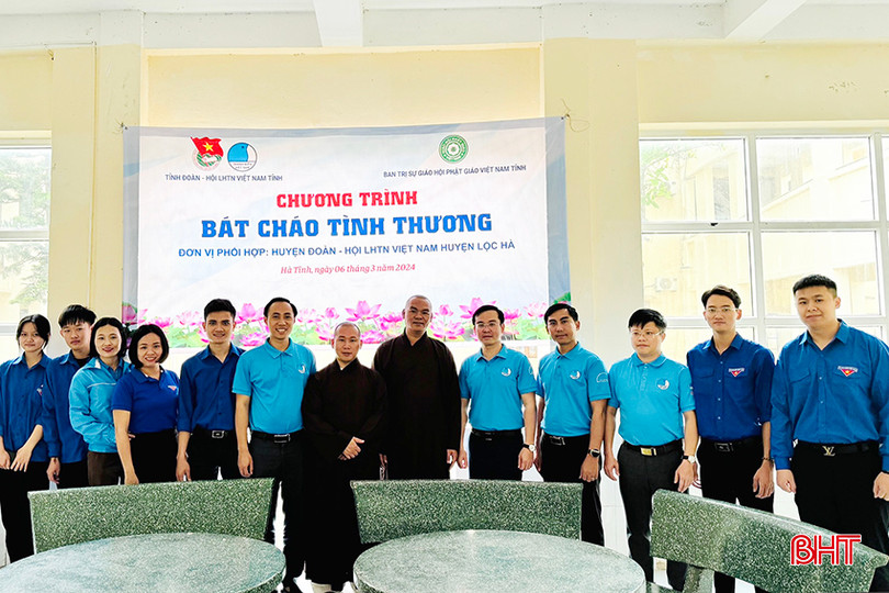 Hãi bên cũng phối hợp tổ chức chương trình "Bát cháo tình thương" cho bệnh nhân tại Bệnh viện Đa khoa huyện Lộc Hà. z5223163882965_7a3efc611bfc21b88aee179b1ca976e6.jpg
