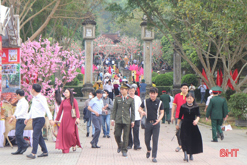 Du khách thập phương tới tham quan tại Khu mộ và tượng đài Hải Thượng Lãn Ông ở xã Sơn Trung. Du khách thập phương tới tham quan tại Khu mộ và tượng đài Hải Thượng Lãn Ông ở xã Sơn Trung.