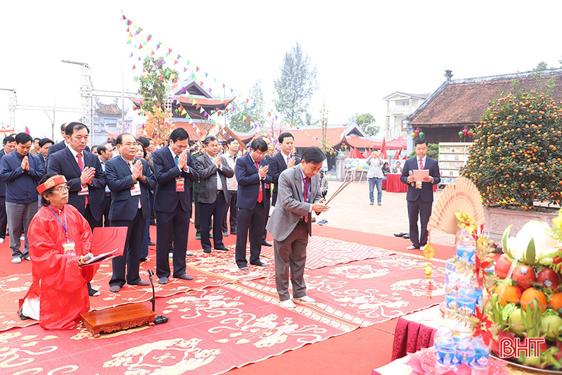 Phó Bí thư Thường trực Tỉnh ủy Trần Thế Dũng, Bí thư Thành ủy Dương Tất Thắng cùng các đại biểu dâng hương lễ tế tại lễ hội Văn Miếu Hà Tĩnh năm 2023. 151d0094912t46927l0.jpg