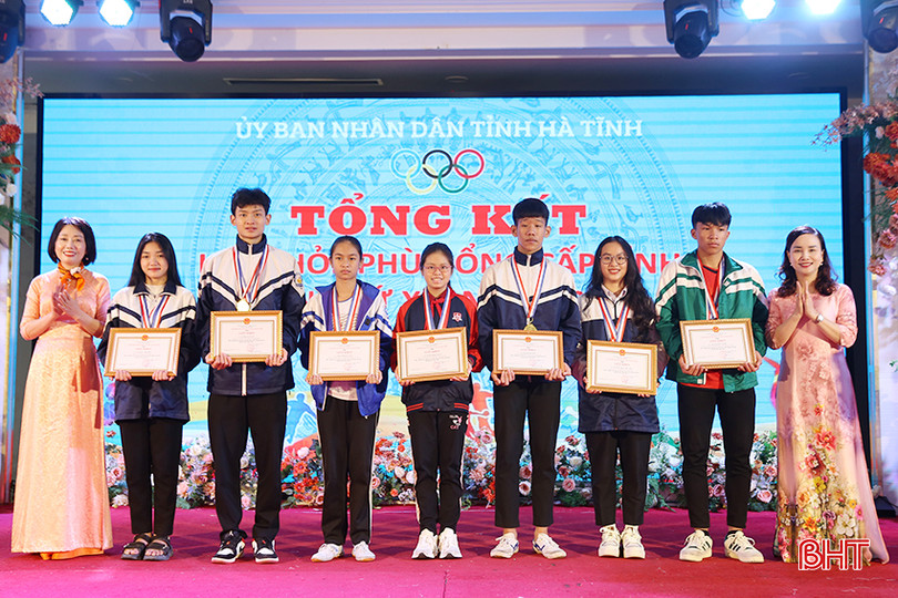 Ban Tổ chức trao thưởng cho 14 VĐV đạt thành tích thi đấu xuất sắc. a2.jpg