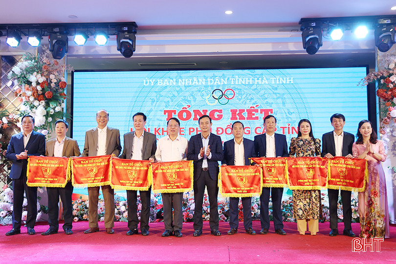 Trưởng ban Tuyên giáo Tỉnh ủy Hà Văn Hùng và các đại biểu trao cờ xuất sắc cho 8 đơn vị: Phòng GD&ĐT TP Hà Tĩnh, Nghi Xuân, Hương Sơn; các trường THPT: Phan Đình Phùng, Hồng Lĩnh, Hương Sơn, Nguyễn Huệ, Lý Tự Trọng. a3.jpg