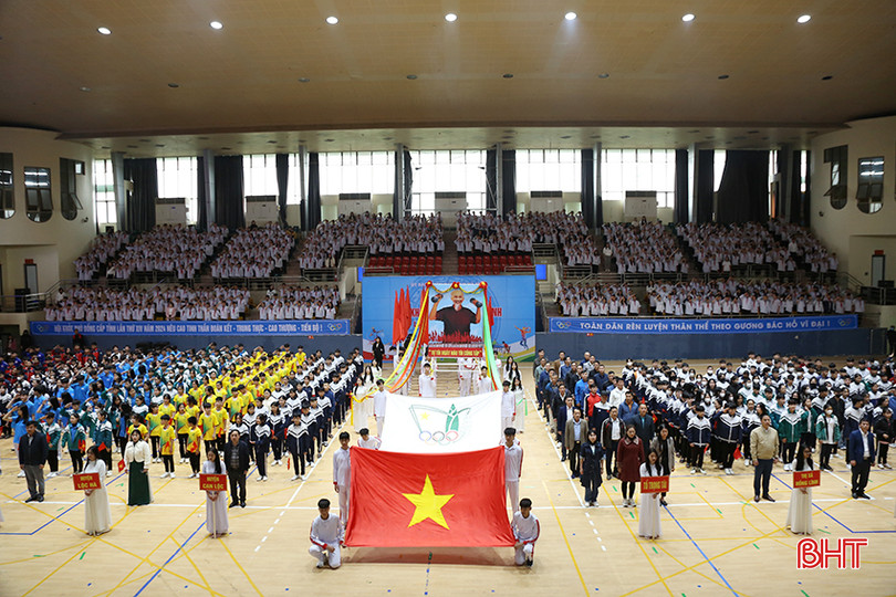 Mở đầu lễ khai mạc là phần diễu binh, diễu hành biểu dương lực lượng. n1.jpg
