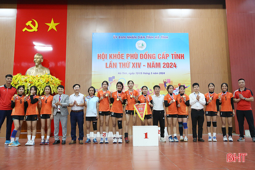 Đội Phòng GD&ĐT huyện Kỳ Anh giành HCV bóng chuyền nữ THCS. b7.jpg