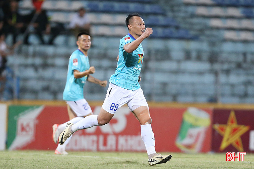 Trọng Hoàng ăn mừng bàn thắng gỡ hòa 1-1 cho Hồng Lĩnh Hà Tĩnh. ddd.jpg