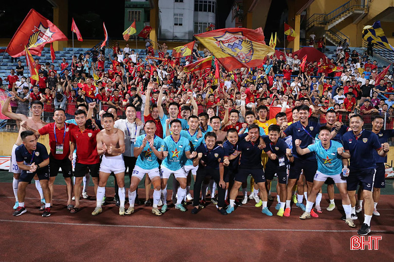 Hồng Lĩnh Hà Tĩnh ăn mừng chiến thắng ở trận play off trước PVF - CAND. bfffff.jpg
