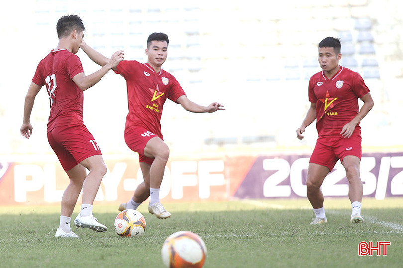 Hồng Lĩnh Hà Tĩnh tập làm quen sân Hàng Đẫy trước trận play-off. Hồng Lĩnh Hà Tĩnh tập làm quen sân Hàng Đẫy trước trận play-off.