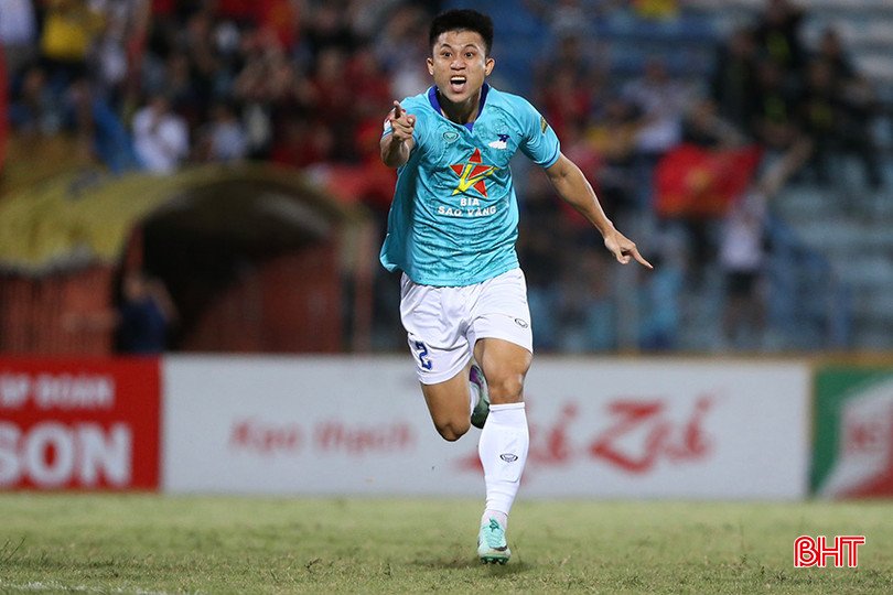 Nguyễn Văn Nhuần ăn mừng bàn thắng nâng tỷ số lên 3-1. jhhh.jpg