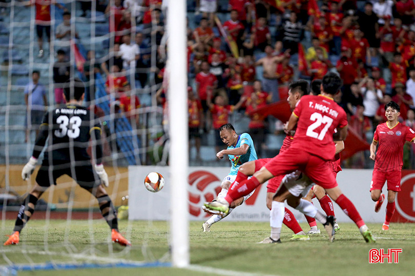 Bàn thắng gỡ hòa 1-1 của Trọng Hoàng khiến thế trận đảo chiều. jjjiiii.jpg