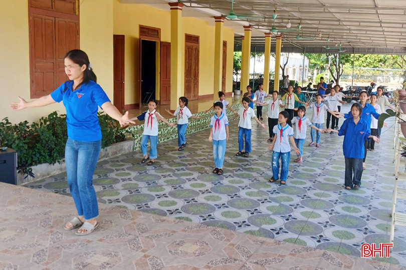 Các em thiếu niên ở thị trấn Đồng Lộc (Can Lộc) được các anh chị đoàn viên hướng dẫn tập nghi thức đội. z5623358548461_e6c2bfb9df7019cda4144b76c1998d53.jpg