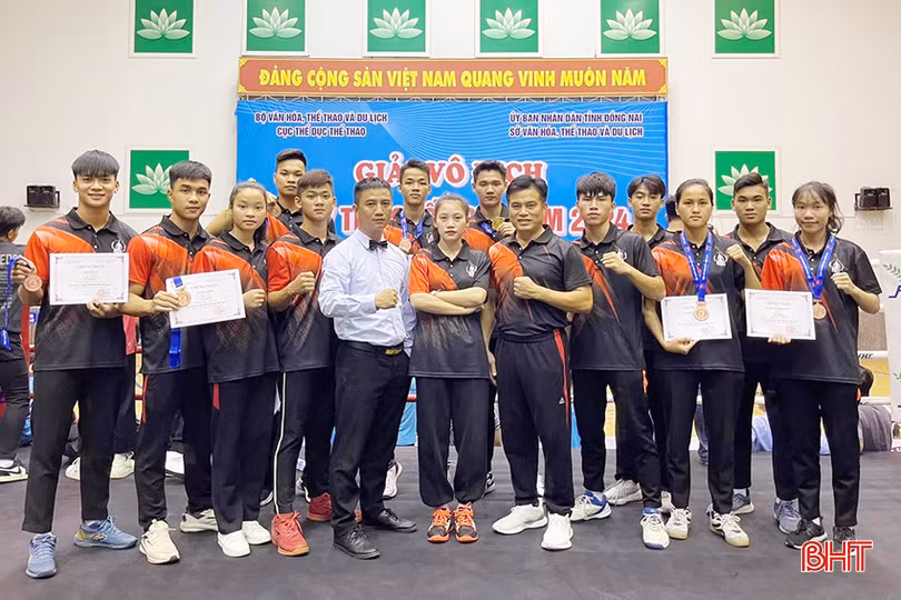 HLV Trần Đình Thành (áo trắng )và các VĐV taiị giải.jpg