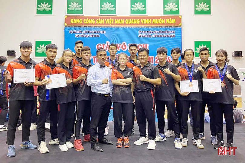 HLV Trần Đình Thành (áo trắng )và các VĐV taiị giải.jpg