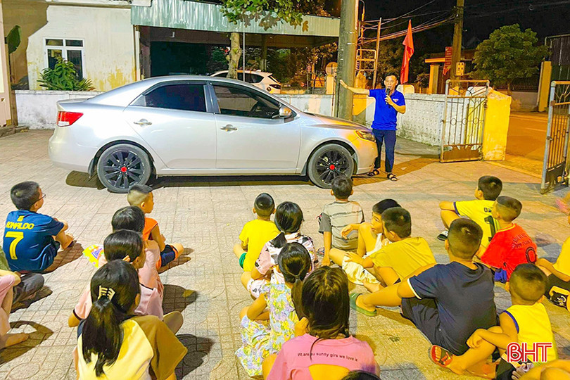 Các em thiếu nhi ở TDP Văn Thịnh (phường Văn Yên) được hướng dẫn kỹ năng thoát hiểm khi bị bỏ quên trên xe ô tô. TPHT2.jpg