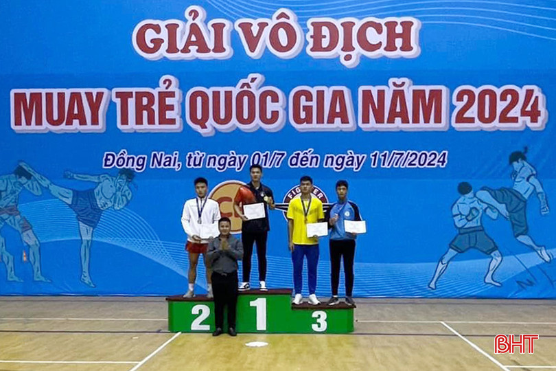 VĐV Hoa Văn Thành giành HCV (bục số 1).jpg