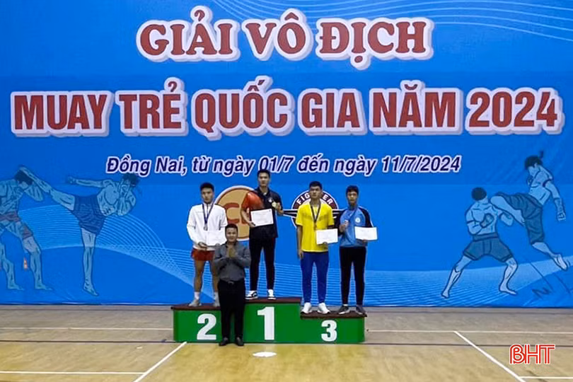 VĐV Hoa Văn Thành giành HCV (bục số 1).jpg