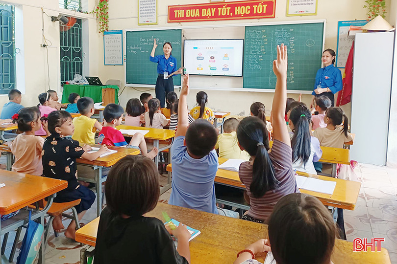 Học sinh ở Can Lộc hào hứng tham gia lớp tiếng Anh miễn phí dịp hè. can lộc.jpg